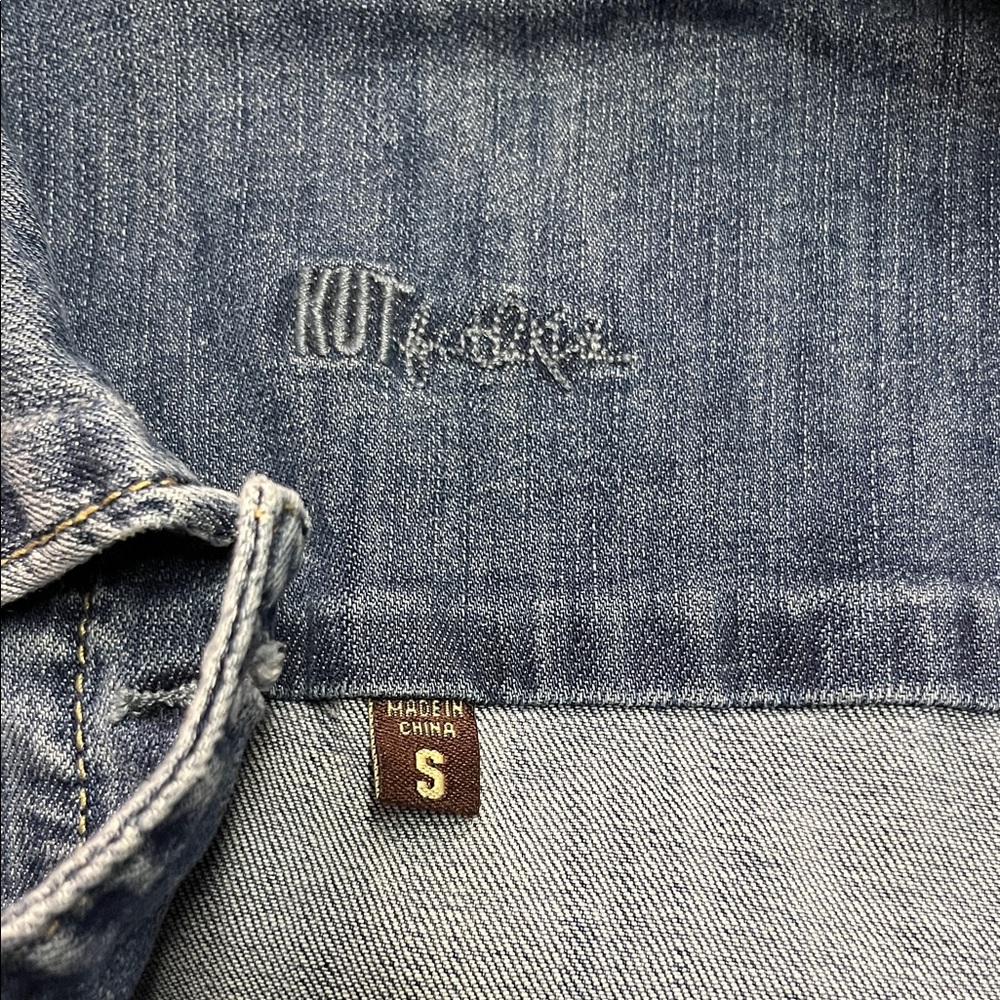 Kut from the Kloth Medium Wash Classic Button Front Cropped Denim Jacket - Picture 14 of 16